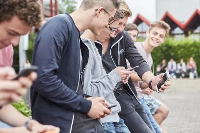 Interdiction des smartphones : comment ce collège a trouvé la meilleure solution