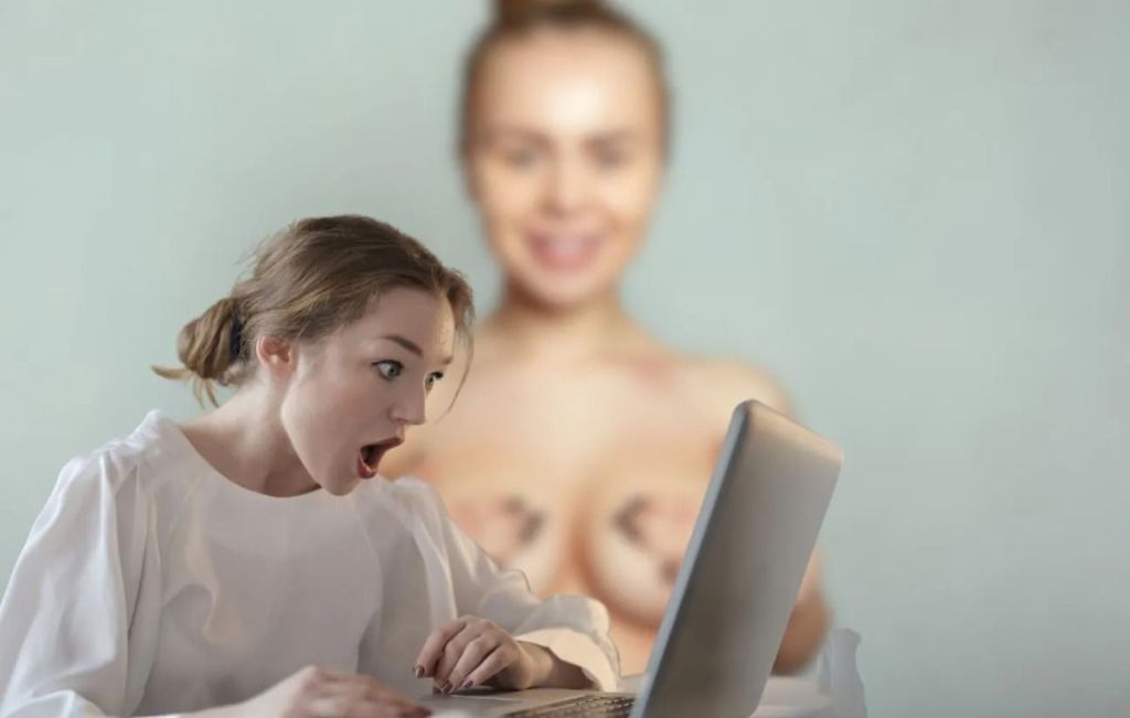 Google interdit la promotion de sites et applications générant des deepfakes pornographiques